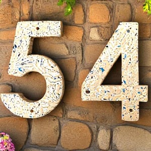 Número de puerta de cerámica blanca moteada en azul - Letrero de dirección de cerámica colgante moderno para patio, buzón o pared exterior - Letras personalizadas