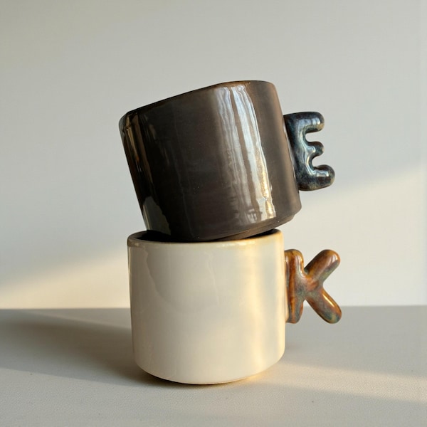 Taza de cerámica personalizada hecha a mano con asa de letra. Taza de cerámica con inicial personalizada. Regalo único para el Día de la Madre.