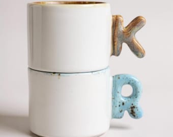 Mug personnalisé avec anse initiale : tasse à café en céramique faite main, monogramme moderne, cadeau de fête des mères personnalisable