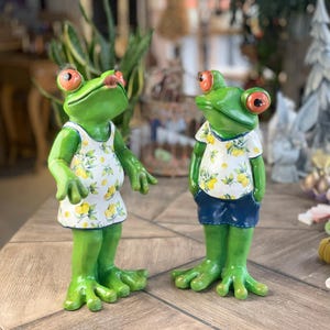 Garden Frog Summer Decor - Cute Outdoor Statue for Frog Lovers - Extra Large Frog Figurine - Funny Garden Gift Idea - Fun Frog Garden Decor