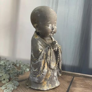 Handgeschilderd biddend baby-boeddhabeeld – meditatie monnik figuur voor zentuin of huisdecoratie – cadeau-idee spiritueel housewarmingfeest – 13 inch