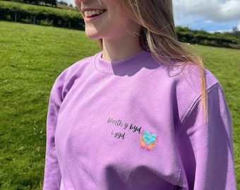 Werth 'Werth y byd i gyd' women adult purple sweatshirt. Siwmper cymraeg werth y byd i gyd oedolion.