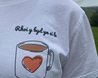 Welsh 'Rhoi'r byd yn ei le' slogan tshirt Cymraeg. 'cup of tea to put the world in place welsh tshirt.