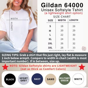 K&ouml;nnte beinhalten: Wei&szlig;es Gildan 64000 Unisex Softstyle T-Shirt mit Gr&ouml;&szlig;entabelle. Die Tabelle zeigt die Ma&szlig;e in Zoll f&uuml;r die Gr&ouml;&szlig;en S bis 3XL. Verf&uuml;gbare Farben sind Schwarz, Sportgrau, Marine, Sand, Milit&auml;rgr&uuml;n und Wei&szlig;.