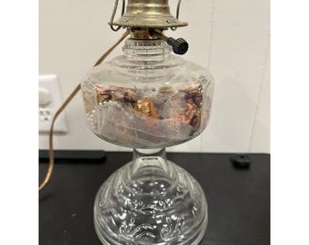 Pedestal de vidrio prensado con forma de pergamino de boda vintage convertido en lámpara de aceite eléctrica.