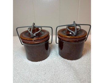 Vintage brun ost-/smörglaserad kruka med snäpplock, set om 2