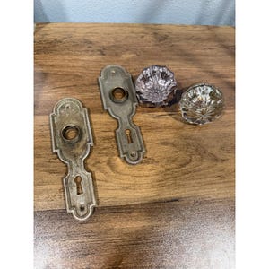 Set di pomelli per porte in vetro antico con placche posteriori in metallo decorato, 4 pezzi.