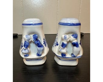 Vintage Delft Kissing Dutch Salz und Pfefferstreuer Blau und Weiß
