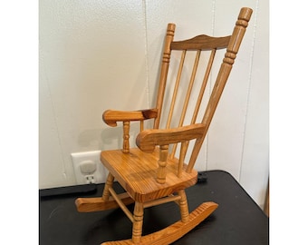 Fauteuil à bascule en bois de la taille d'une poupée - 40,8 cm (16 pouces) de haut