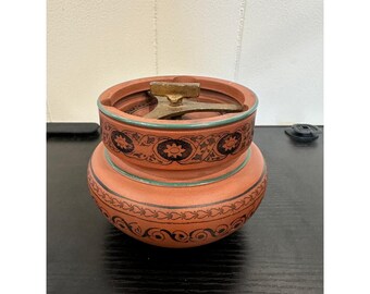 Cinzeiro giratório vintage de terracota à prova de vento, com pintura à mão em padrão grego.