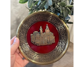 Vintage messing decoratief bord met Israëlisch reliëf aan de muur rood