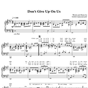 以下が含まれることがあります： トニー・マコーレー作曲の曲「Don't Give Up On Us」の楽譜。音楽は標準記譜法で書かれており、歌詞は楽譜の下に印刷されています。この曲は希望と不屈の精神について歌っています。