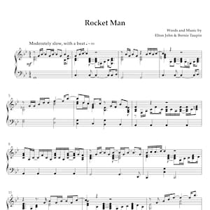Op de afbeelding: Muziekblad voor "Rocket Man" van Elton John en Bernie Taupin. De zwart-wit pagina bevat muzieknotatie, inclusief G- en F-sleutels, noten en dynamische aanduidingen. De titel en componistennamen staan bovenaan.