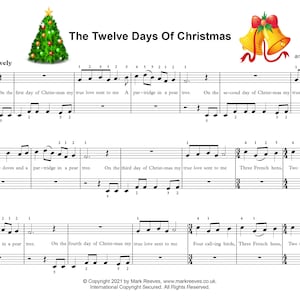Puede incluir: Una partitura del villancico tradicional "Los doce días de Navidad" con un árbol de Navidad verde festivo y campanas rojas y doradas en la parte superior de la página. La música está escrita en clave de sol e incluye letras para cada verso.