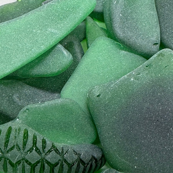 Gorgeous GREEN Tumbled Vintage Glass  (25 pieces) /  tumbled vintage glass for jewelry making, glass art, and mosaics