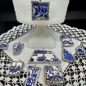 VINTAGE Broken Plate necklace/Blue Willow Jewelry/antique dish pendant necklace/small scenes pendant
