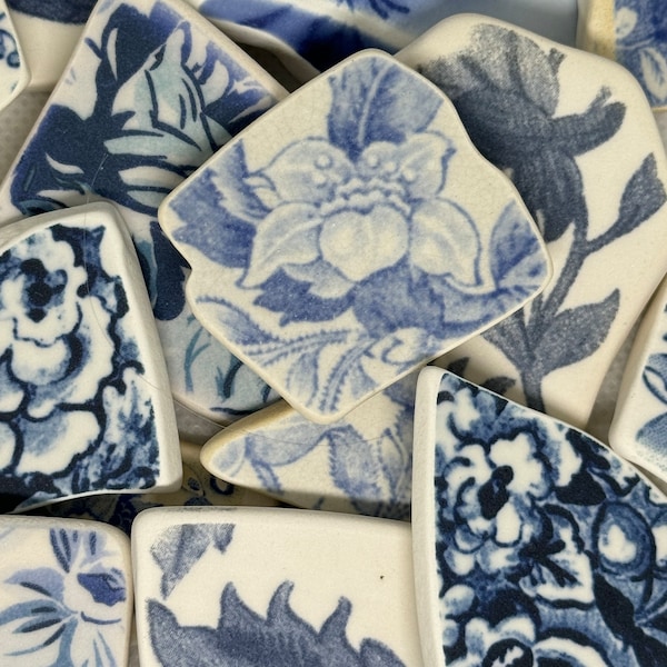 Ceramica burattata blu e bianca (25 pezzi) / pezzi di ceramica vintage riciclata in salice blu / ceramica per la creazione di gioielli, artigianato e mosaici