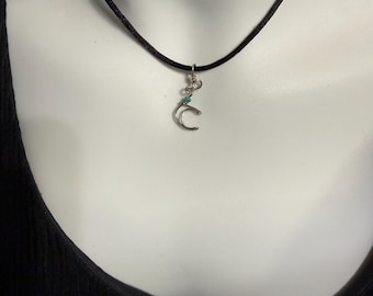 Luna Celestial hecha a mano con cuentas turquesas sobre cordón de seda negro