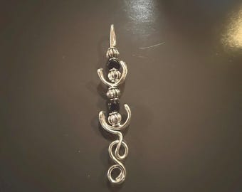 Colgante tótem de plata y negro hecho a mano