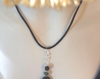 Colgante hecho a mano de turquesa y roca volcánica envuelto en alambre