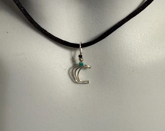 Luna Celestial hecha a mano con cuentas turquesas sobre cordón de seda negro