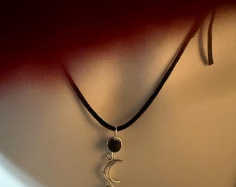 Luna de plata hecha a mano con rocas de lava sobre cordón de seda negro