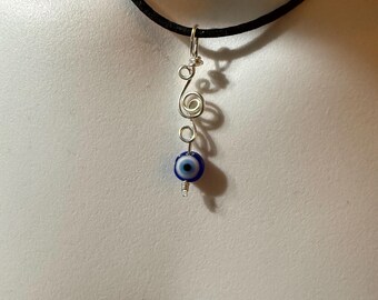 Colgante de ojo malvado hecho a mano en cordón de seda negro