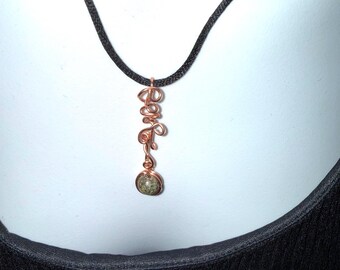 Colgante turquesa hecho a mano envuelto en alambre de cobre sobre cordón de seda negro