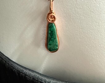 Malaquita hecha a mano envuelta en alambre de cobre sobre una cadena de cobre