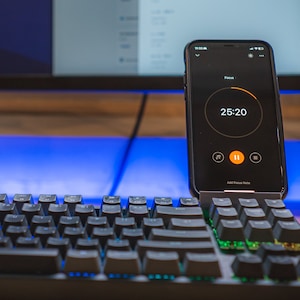 Keychron Glance Stand - Phone Mount for Keychron Keyboards
