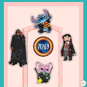 Puede incluir: Un fondo rosa con pegatinas de personajes de dibujos animados. Los personajes incluyen a Stitch, Angel, Lilo y un personaje parecido a Severus Snape. Los personajes visten atuendos de Hogwarts. Un emblema circular muestra el número 71269.