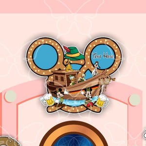 以下が含まれることがあります： ミッキーマウス、ミニーマウス、ドナルドダック、プルートがボートに乗っている漫画のイラスト。デザインには、テキスト「Text Here」とビールジョッキが付いたミッキーマウスの頭の形が組み込まれています。背景は薄いピンク色です。