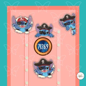 Puede incluir: Cuatro pegatinas azules del personaje Stitch con sombreros de pirata y parches en el ojo. Las pegatinas están sobre un fondo rosa con una pegatina circular dorada con el número 71269 en el centro.