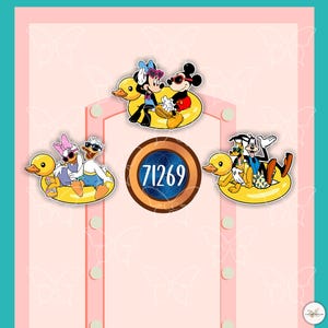 Puede incluir: Tres pegatinas con personajes de Disney en flotadores de pato amarillos. Una muestra a Minnie y Mickey, otra a Daisy y Donald, y la tercera a Pluto y Goofy. Todos llevan gafas de sol. Un emblema circular central muestra el número 71269.