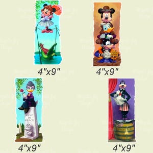 Puede incluir: Cuatro imágenes verticales de 4x9 pulgadas con personajes de Disney. La primera imagen muestra a Minnie Mouse en un columpio de cuerda sobre un cocodrilo verde. La segunda imagen muestra a Mickey Mouse, Donald Duck y Goofy apilados uno encima del otro. La tercera imagen muestra a Daisy Duck sentada en una lápida con las palabras "Descansa en paz". La cuarta imagen muestra a Pluto de pie sobre un barril con las palabras "Dinamita" en él.