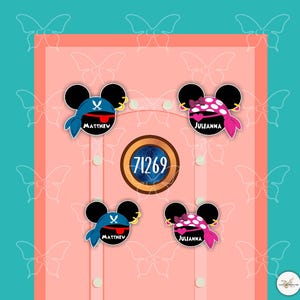 Puede incluir: Una puerta rosa con cuatro diseños de piratas con forma de Mickey Mouse. Dos tienen pañuelos azules con el nombre "Matthew", y dos tienen pañuelos rosas con el nombre "Julianna". Un emblema circular muestra el número "71269".