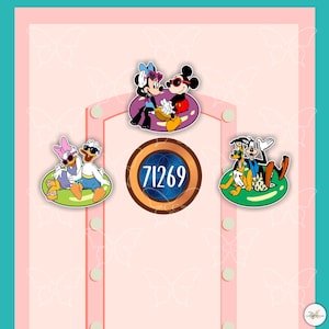 Puede incluir: Tres pegatinas circulares con personajes de Disney en flotadores. Una muestra a Minnie y Mickey, otra a Daisy y Donald, y la tercera a Goofy y Pluto. Un emblema circular central muestra el número 71269 en blanco sobre un fondo azul.