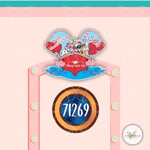 Puede incluir: Gráfico temático del Día de San Valentín con un crucero rojo con personajes de Disney, el texto "Happy Valentine's Day" y "2025". Debajo, un diseño circular con el número "71269". El fondo es rosa con acentos de mariposas.