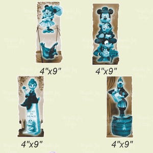 Puede incluir: Cuatro impresiones de arte digital con personajes de Disney en un estilo vintage. Las impresiones miden 10,16 cm por 22,86 cm y presentan a Mickey Mouse, Minnie Mouse, Donald Duck y Goofy.