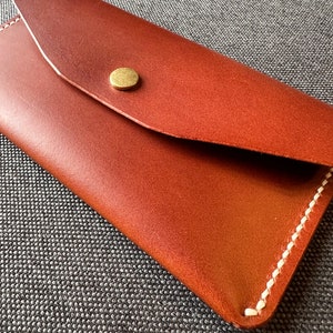 Jeanne Clutch Cartera de mujer de piel cosida a mano Hecha a mano Hilo de poliéster de curtido vegetal Buttero