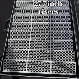 K&ouml;nnte beinhalten: Wei&szlig;e Metall-Riser mit Rautenmuster, in Treppenform angeordnet. Der Text "27.7 inch risers" ist sichtbar. Der gezeigte Koffer ist 86x56 cm gro&szlig;. Das Wort "Vertical" steht unten.