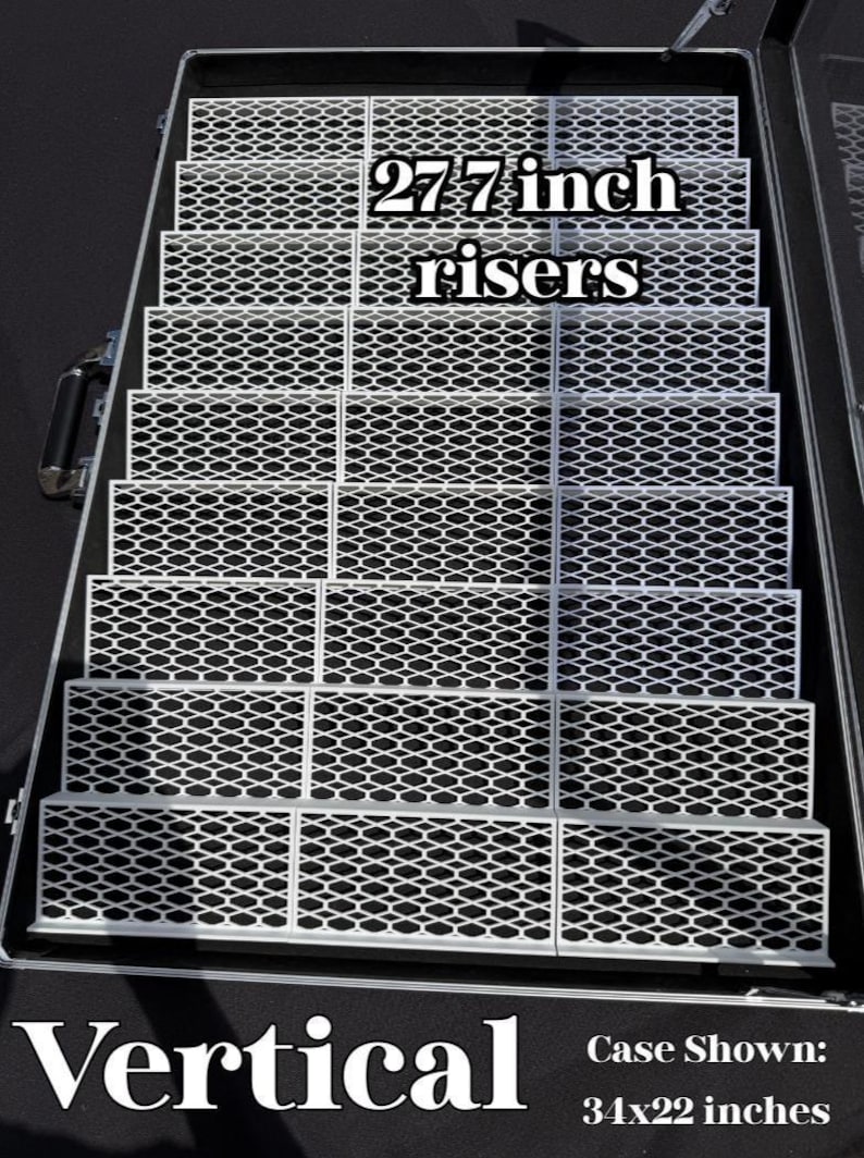 K&ouml;nnte beinhalten: Wei&szlig;e Metall-Riser mit Rautenmuster, in Treppenform angeordnet. Der Text "27.7 inch risers" ist sichtbar. Der gezeigte Koffer ist 86x56 cm gro&szlig;. Das Wort "Vertical" steht unten.