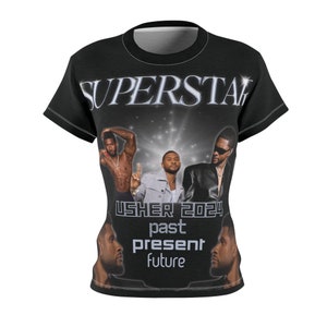 Può includere: Maglietta nera con una stampa grafica di Usher in un collage di immagini. Il testo "SUPERSTAR" è in cima alla maglietta. Il testo "USHER 2024" è al centro della maglietta. Il testo "past present future" è sotto il testo "USHER 2024".