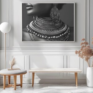 Puede incluir: Foto en blanco y negro de una mujer con un collar grande y adornado con un colgante decorativo. El collar est&aacute; hecho de m&uacute;ltiples capas de cuentas y cadenas.