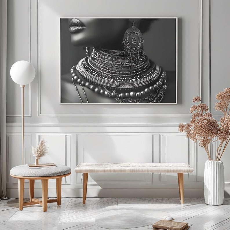 Puede incluir: Foto en blanco y negro de una mujer con un collar grande y adornado con un colgante decorativo. El collar est&aacute; hecho de m&uacute;ltiples capas de cuentas y cadenas.