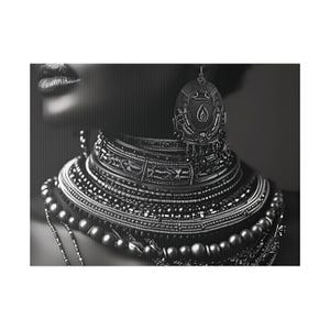 Puede incluir: Una fotograf&iacute;a en blanco y negro de una persona que lleva un collar de capas con m&uacute;ltiples hebras de cuentas y un pendiente grande y adornado. El collar est&aacute; hecho de varios materiales, incluyendo cuentas, metal y tela.