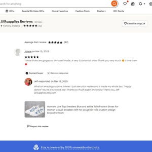 Puede incluir: Una captura de pantalla de una p&aacute;gina de rese&ntilde;as de Etsy. La rese&ntilde;a es para un par de zapatillas blancas con un patr&oacute;n de toile azul y blanco. El revisor le da al producto una calificaci&oacute;n de cinco estrellas y dice "&iexcl;Estos zapatos son preciosos! &iexcl;Muy bien hechos, y zapatos muy sustanciales! &iexcl;Muchas gracias! &iexcl;Me encantan!" El vendedor responde a la rese&ntilde;a con un agradecimiento y un cumplido al revisor.