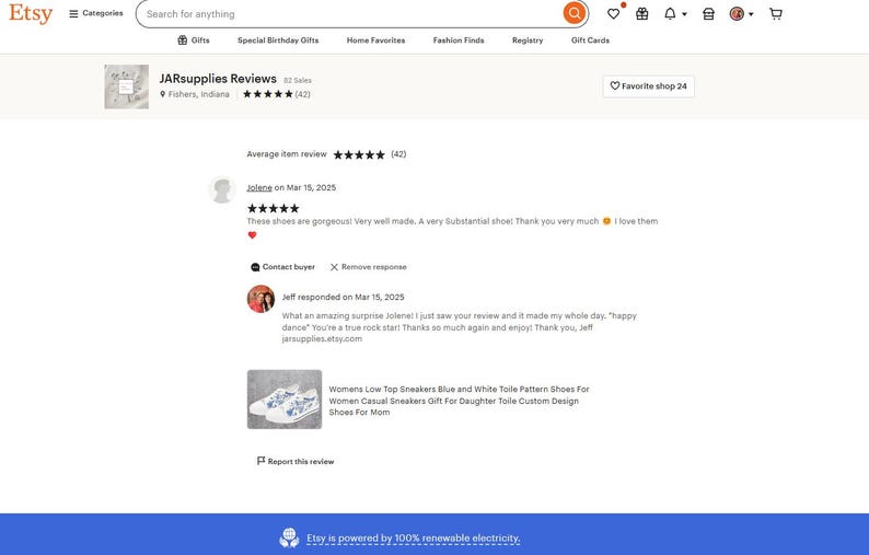 Puede incluir: Una captura de pantalla de una p&aacute;gina de rese&ntilde;as de Etsy. La rese&ntilde;a es para un par de zapatillas blancas con un patr&oacute;n de toile azul y blanco. El revisor le da al producto una calificaci&oacute;n de cinco estrellas y dice "&iexcl;Estos zapatos son preciosos! &iexcl;Muy bien hechos, y zapatos muy sustanciales! &iexcl;Muchas gracias! &iexcl;Me encantan!" El vendedor responde a la rese&ntilde;a con un agradecimiento y un cumplido al revisor.