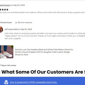 Puede incluir: Una rese&ntilde;a de un cliente en Etsy para un par de zapatillas bajas de lona con estampado toile en blanco y negro. La rese&ntilde;a es positiva y el cliente dice que las zapatillas son "s&uacute;per lindas, divertidas y a la moda".
