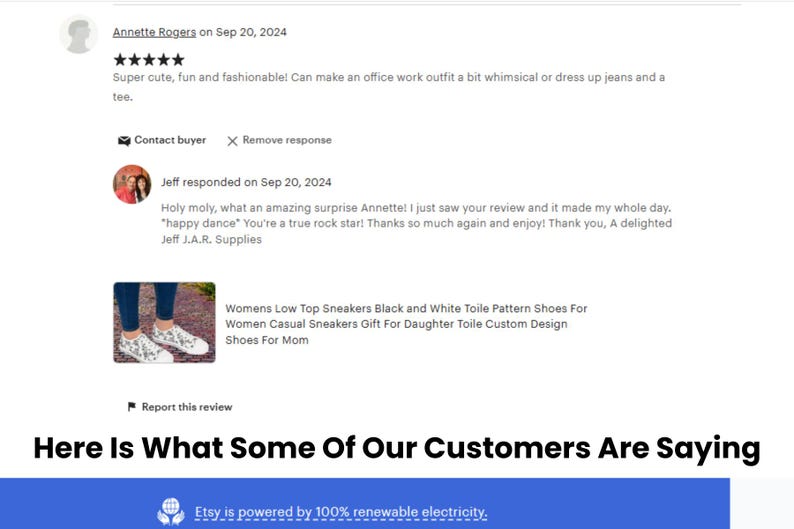 Puede incluir: Una rese&ntilde;a de un cliente en Etsy para un par de zapatillas bajas de lona con estampado toile en blanco y negro. La rese&ntilde;a es positiva y el cliente dice que las zapatillas son "s&uacute;per lindas, divertidas y a la moda".